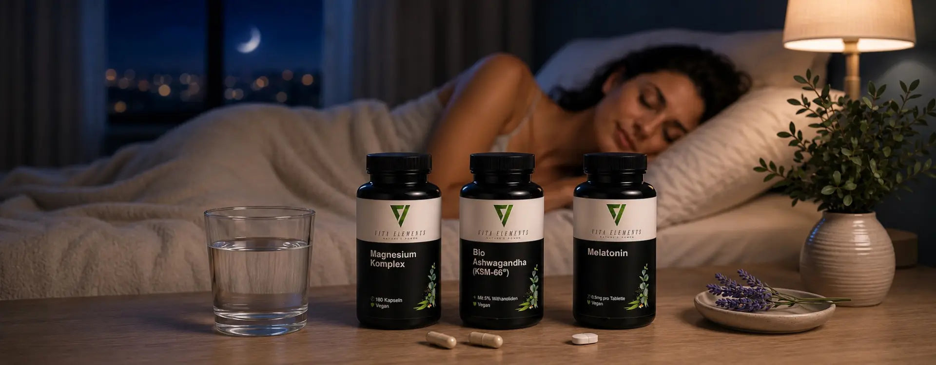 Person schläft erholt nach dem Training, daneben Magnesium, Ashwagandha und Melatonin als Unterstützung für Schlaf und Muskelregeneration.