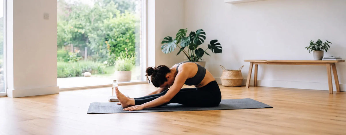 Person bei einer Yoga-Übung in einem hellen Raum, Symbolbild für Gelenkgesundheit und Beweglichkeit